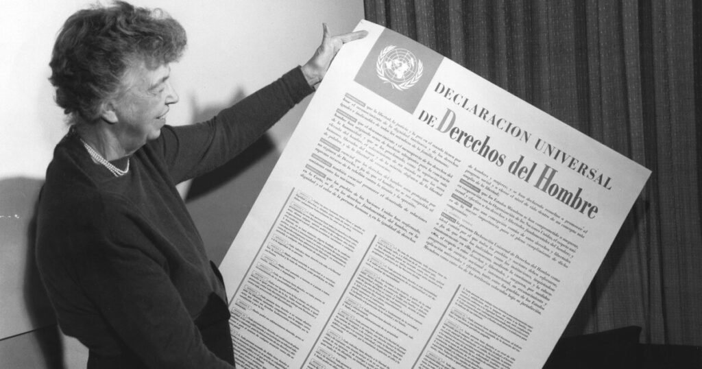 Eleanor Roosevelt con la Declaración Universal de los Derechos Humanos - Origen de las ramas sociales del derecho