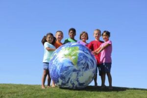 Niños con un globo terraqueo